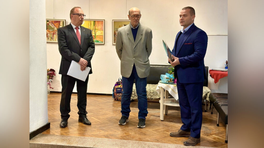 Маньо Манев с почетен плакет от кмета на Русе