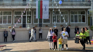 Деца и родители празнуват откриването на обновен двор на ДГ „Приказен свят“