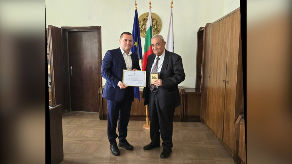Кметът Пенчо Милков връчи почетна грамота на акад. Васил Сгурев