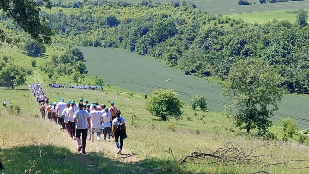Участници в похода „По пътя на четата на Таньо войвода“ преминават през Ветово