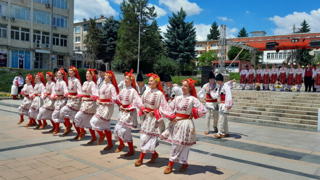 Фолклорен ансамбъл Зорница с три награди от среща в Попово