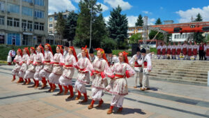 Фолклорен ансамбъл Зорница с три награди от среща в Попово