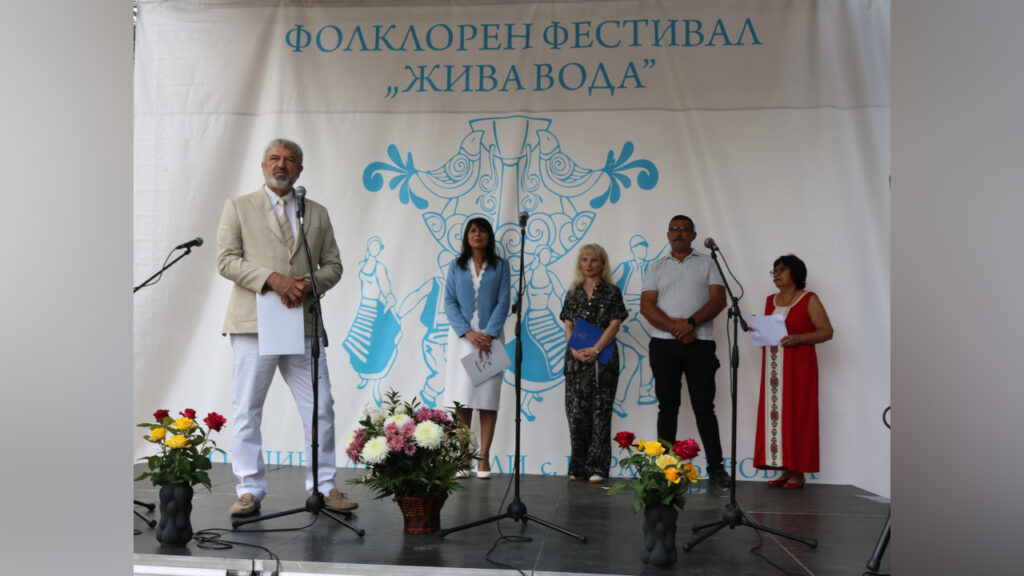 Фолклорен фестивал Жива вода край Каран Върбовка с участници от Северна България