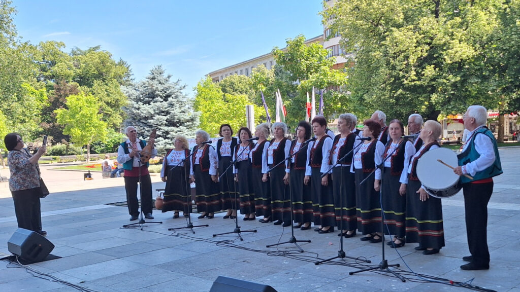 Фолклорно майсторство на „Шарено хоро“ в Русе с танцови и певчески изпълнения - снимка 1