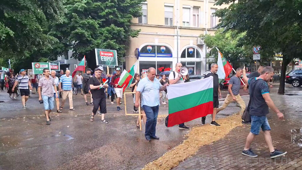Протест срещу въвеждането на еврото се проведе в Русе с шествие и речи, организирани от партия Възраждане.