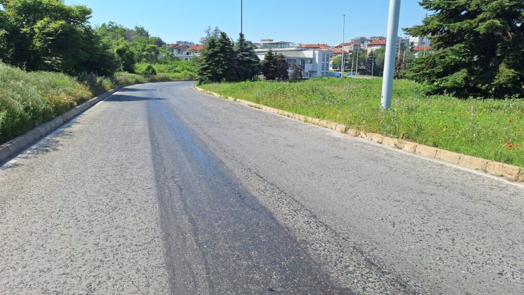 Разлято масло в Русе на пътя от бул. Христо Ботев към бул. България