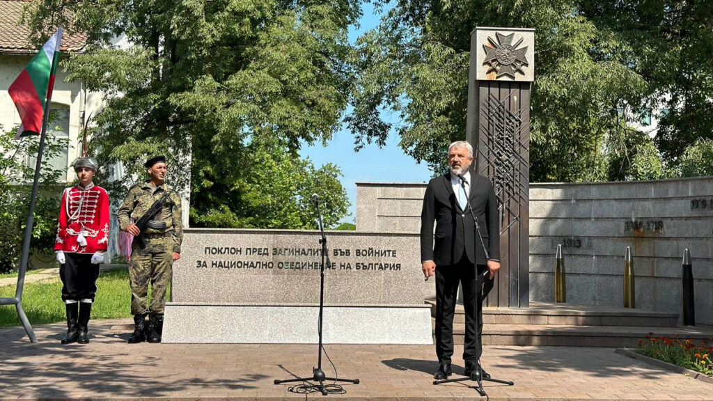 Русе почете паметта на Ботев и загиналите за свободата с церемония и венци пред мемориала