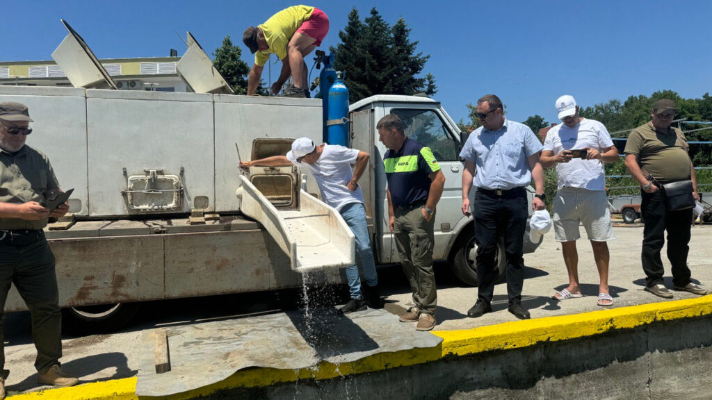 Зарибяване на езерото в Липник с шаран от Община Русе и ИАРА