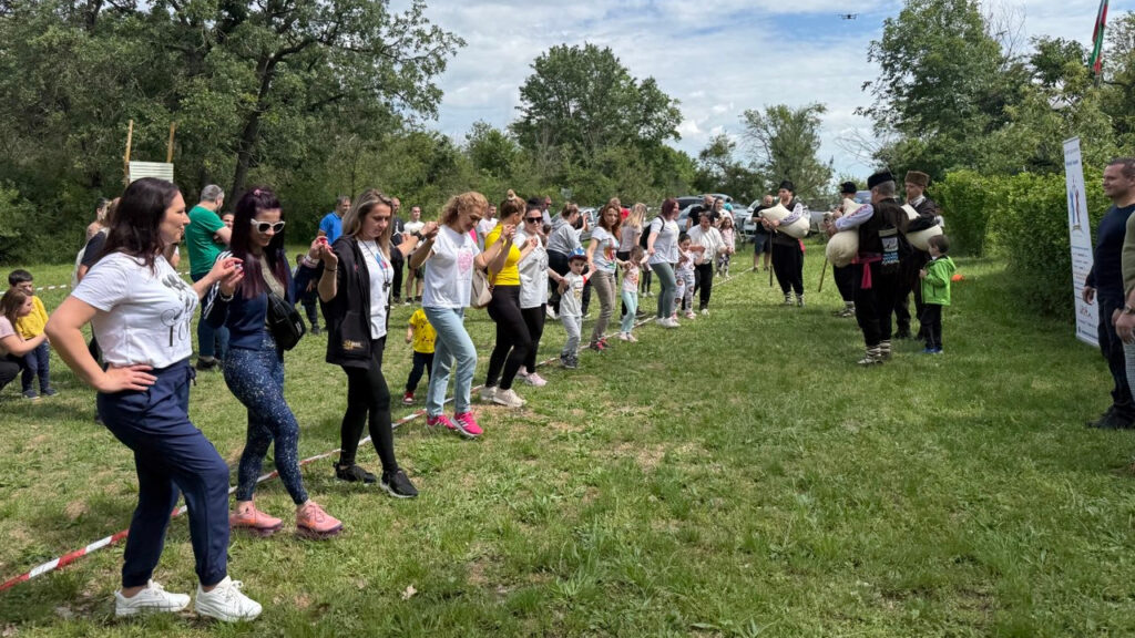 Деца и родители участват в спортни игри на Зелено училище в гората