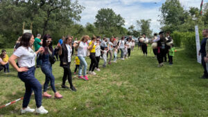 Деца и родители участват в спортни игри на Зелено училище в гората