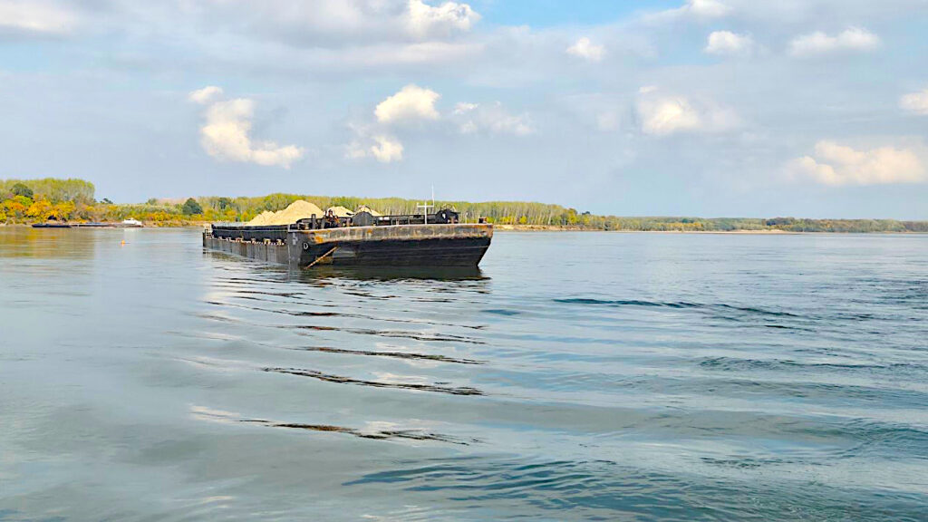 ИАППД тества природосъобразно решение с адаптивни баржи при ниски води край остров Вардим