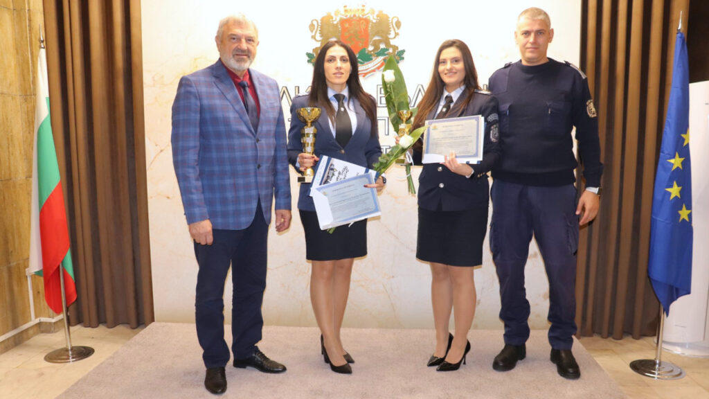 Награждаване на русенски полицаи с почетни грамоти.