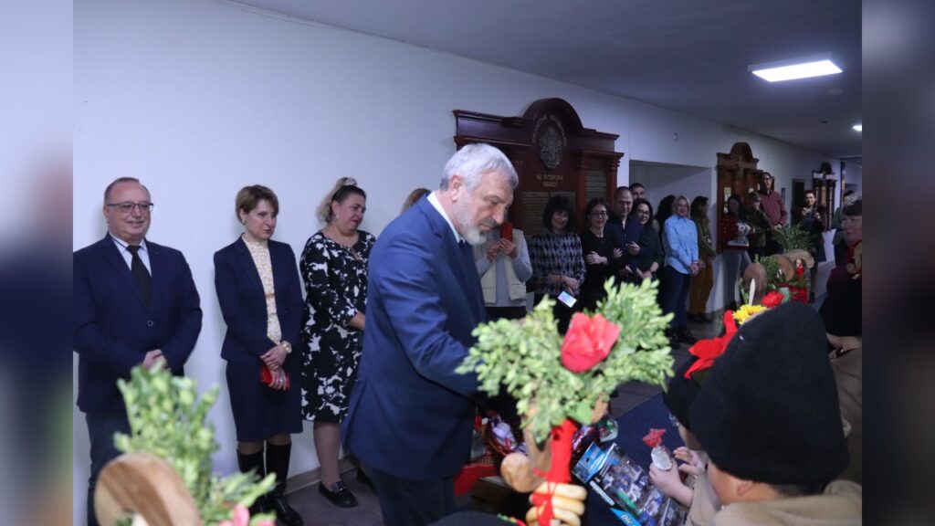 Коледари наричаха за здраве в Областна администрация – Русе