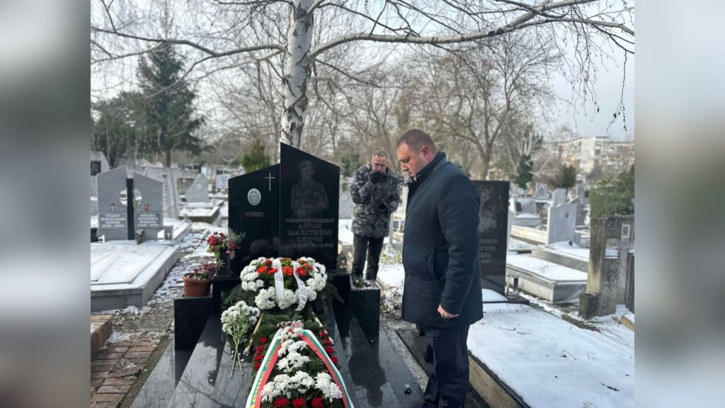 Русе почете 22 години от атентата в Кербала и паметта на загиналия кандидат офицер Антон Петров с възпоменателна церемония и поднасяне на цветя.