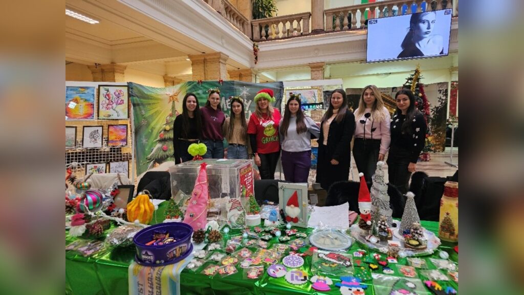 Студенти от клуб „Палитра“ дариха 2000 лева