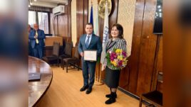 Кметът Пенчо Милков връчва почетна значка на Мария Плачкова