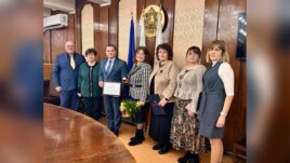 Кметът Пенчо Милков връчва почетна значка на Мария Плачкова