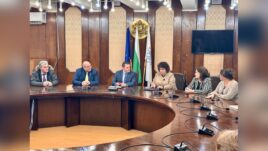 Кметът Пенчо Милков връчва почетна значка на Мария Плачкова