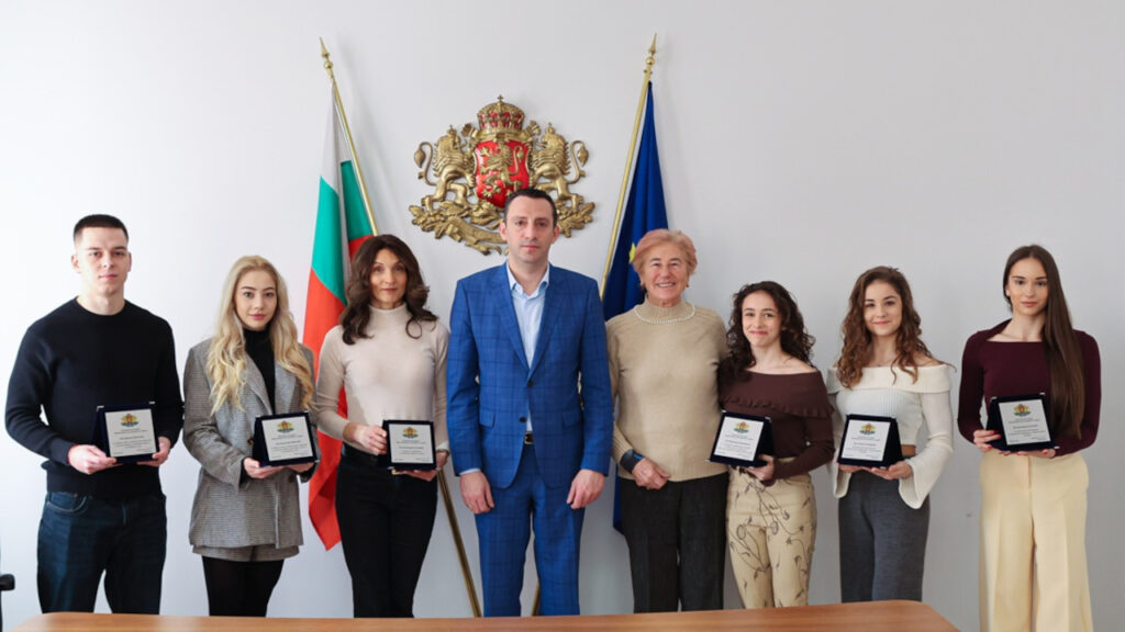 Снимка на министъра на спорта със състезателите по аеробика