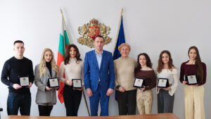 Снимка на министъра на спорта със състезателите по аеробика