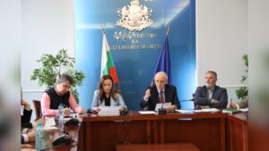Министър Кирилов обсъди епидемичната обстановка с РЗИ-тата