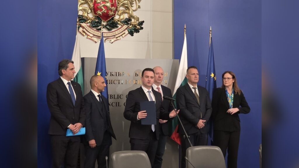 Министър-председателят Росен Желязков и министърът на енергетиката Жечо Станков при подписването на споразумението за блок „Хан Аспарух“ в Черно море