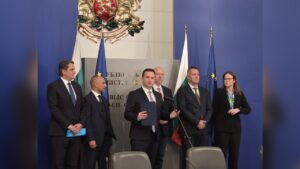 Министър-председателят Росен Желязков и министърът на енергетиката Жечо Станков при подписването на споразумението за блок „Хан Аспарух“ в Черно море