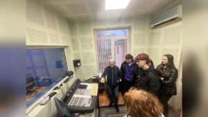 Младежи в студиото на радио „Русе“