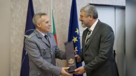 Началникът на Военното окръжие в Русе полковник Васил Петров и областният управител на Русе - Драгомир Драганов