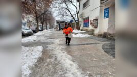 Служители третират тротоари в Русе