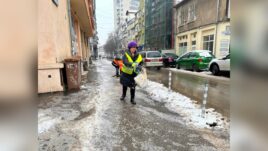 Служители третират тротоари в Русе