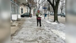 Служители третират тротоари в Русе
