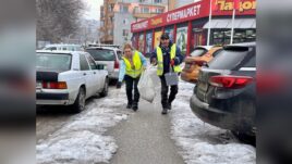 Служители третират тротоари в Русе