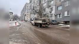 Служители третират тротоари в Русе