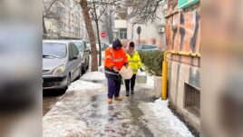 Служители третират тротоари в Русе
