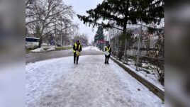 Служители третират тротоари в Русе