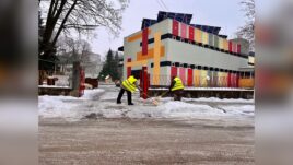 Служители третират тротоари в Русе