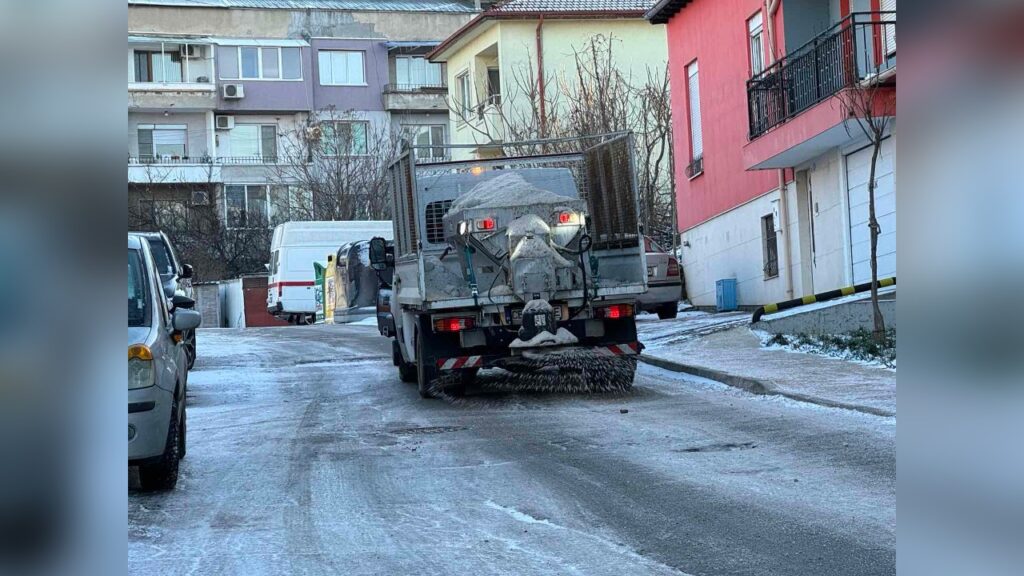 Пътната обстановка в Русе остава спокойна след снеговалежа - снимка на почистваща машина.