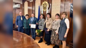 Кметът Пенчо Милков връчва почетна значка на Мария Плачкова