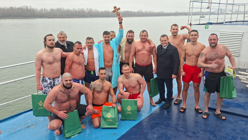 Теодор Цветков извади кръста на Богоявление в Русе