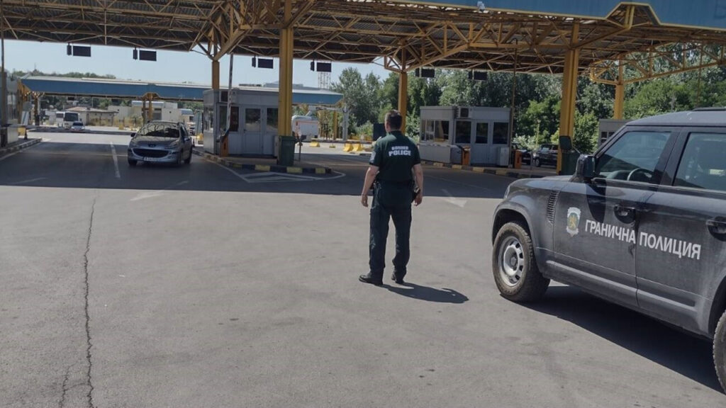 Задържаха участници в телефонни измами на Дунав Мост