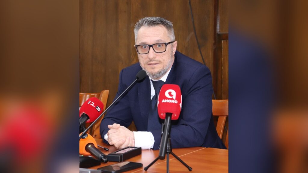 Орлин Пенков обяснява значението на честния вот