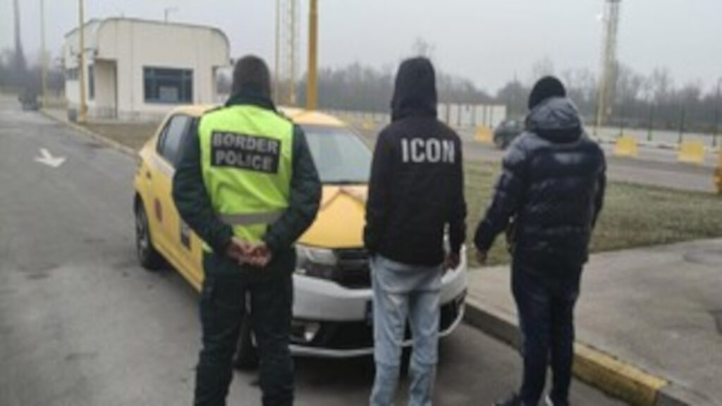 Арестувани хора при проверка на такси