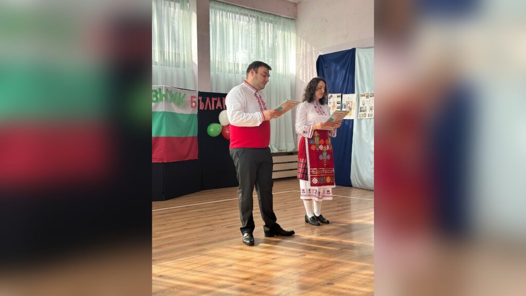 Децата от ДГ Пролет изпълняват патриотични песни