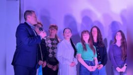 Сцена от спектакъла "Осмият цвят"