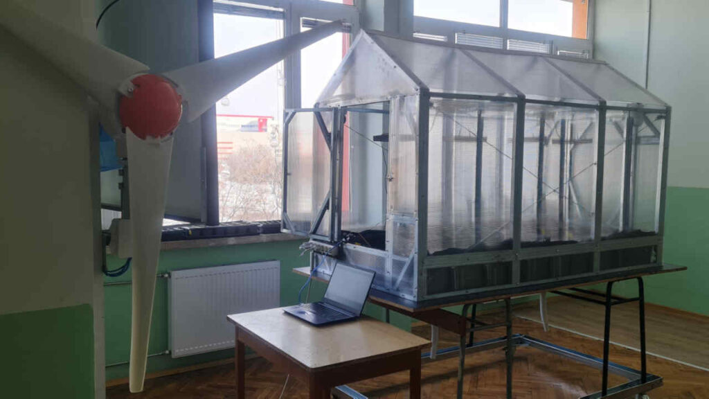 Снимка на умна оранжерия разработена от ПГЕЕ "Апостол Арнаудов" - Русе