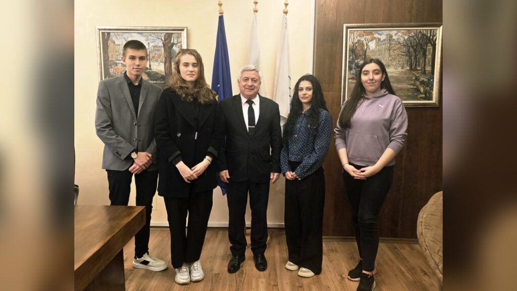 Младежка активност