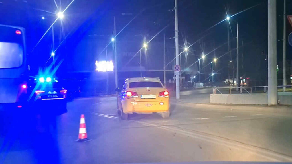 Катастрофа между автомобил и автобус на кръгово в Русе