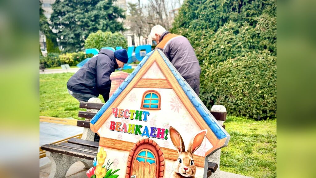 Великденска украса на площад „Свобода“ в Русе