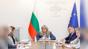 Министър Ирена Георгиева обсъжда с работодатели мерки за подкрепа на туристическия сектор.